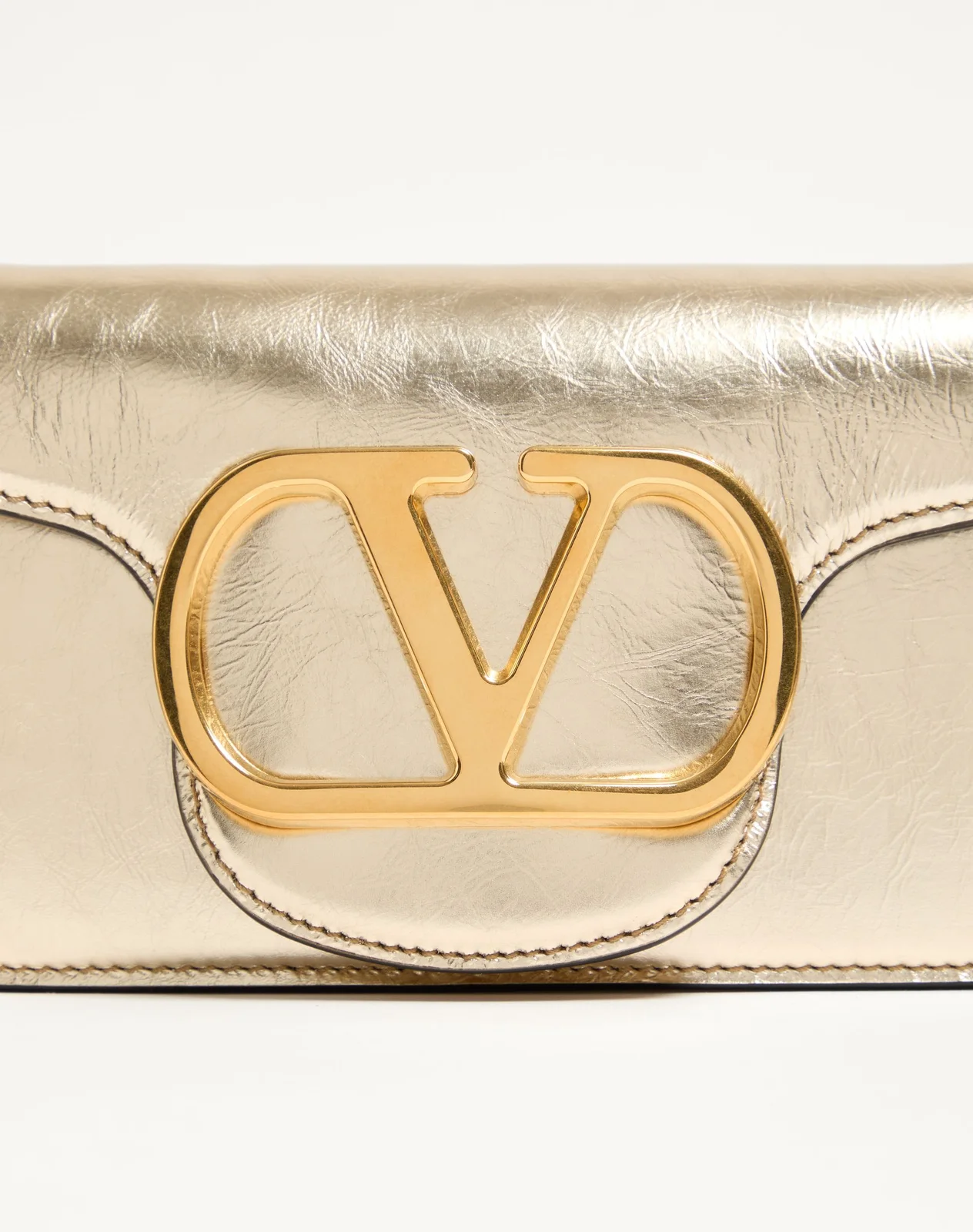 Маленькая сумка через плечо Valentino Garavani Locò из ламинированной телячьей кожи — фото 8