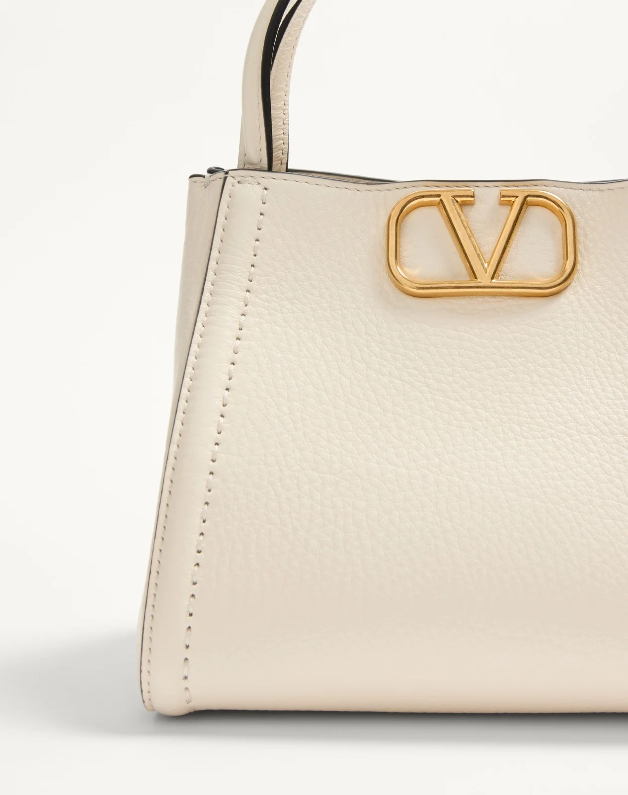 Маленькая сумка с ручками Valentino Garavani Alltime из зернистой телячьей кожи — фото 6
