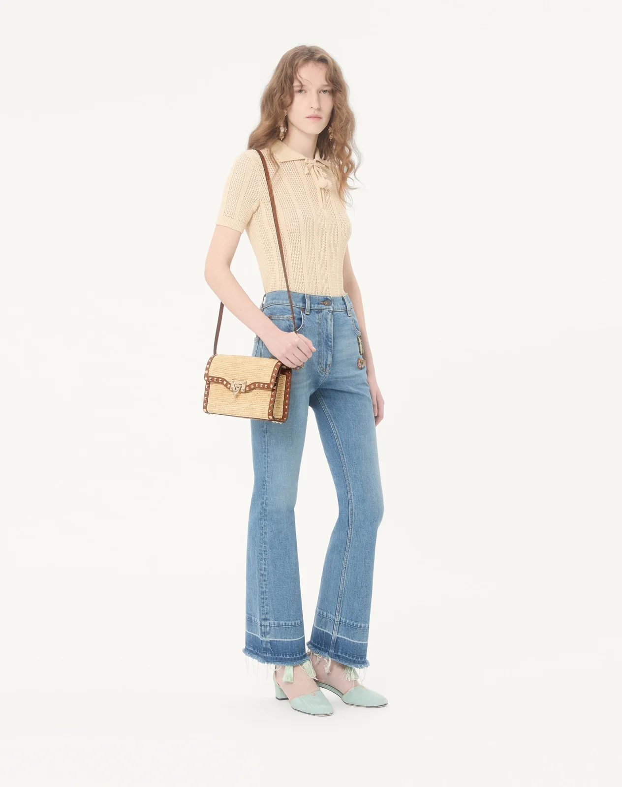 Маленькая сумка через плечо Valentino Garavani Rockstud из рафии — фото 2