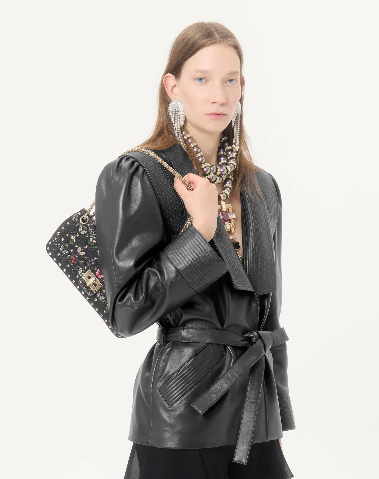 Сумка через плечо среднего размера Valentino Garavani Rockstud Spike из кожи наппа с вышивкой — фото 7