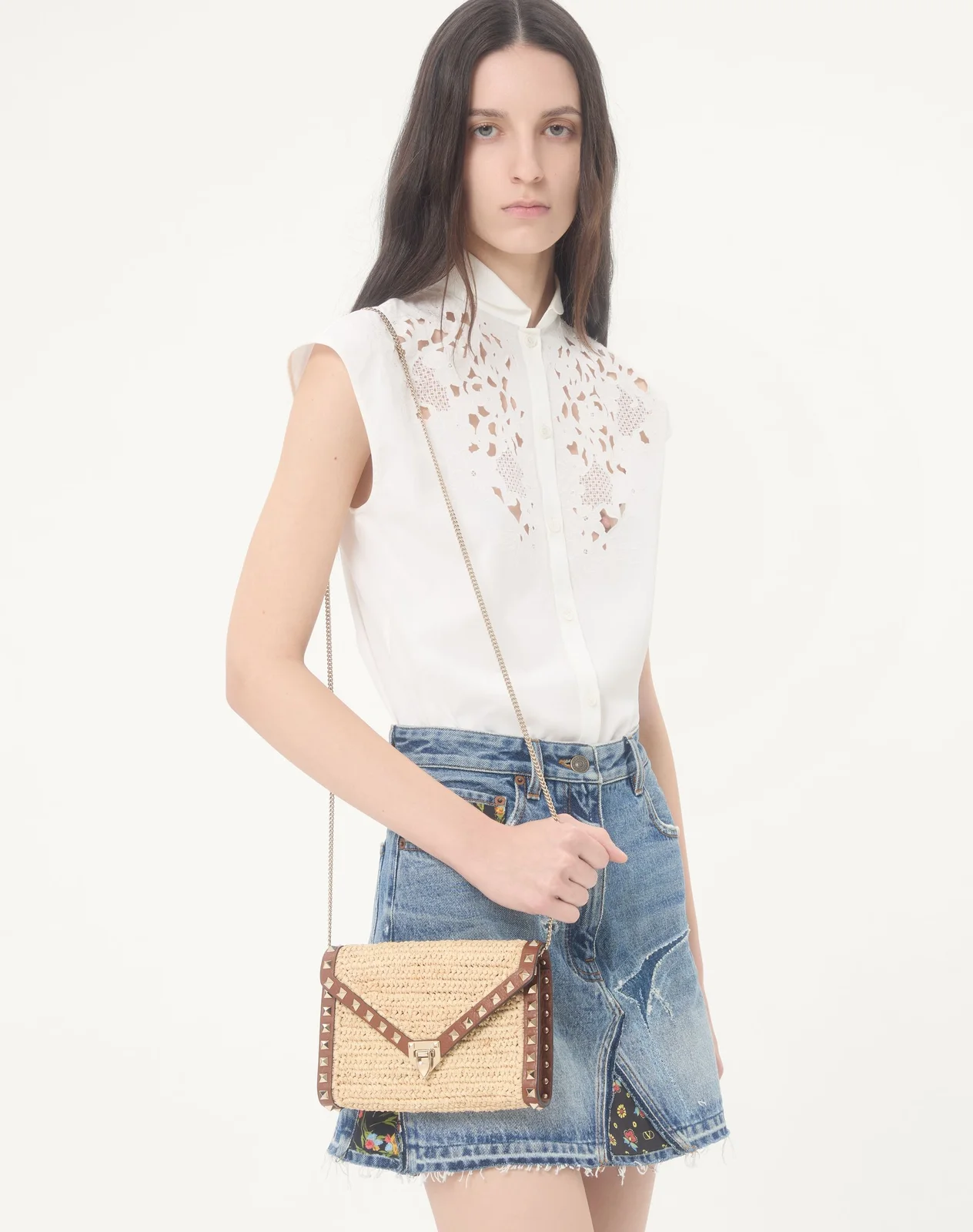 Мини-сумка через плечо Rockstud из рафии — фото 2