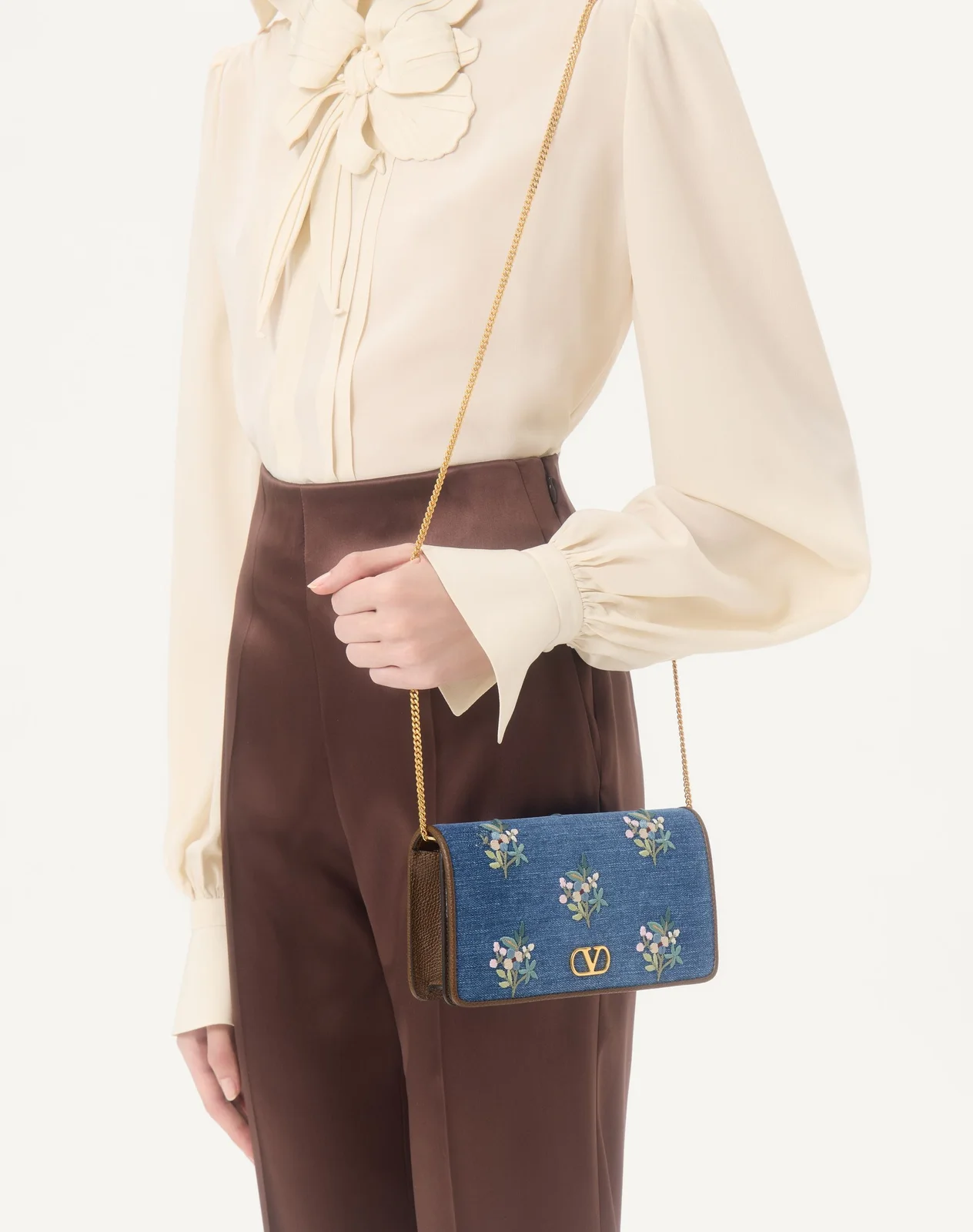 Мини-сумка через плечо Valentino Garavani VLogo Signature из денима с цветочной вышивкой — фото 2