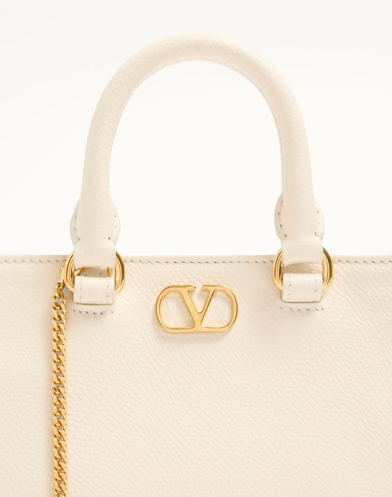 Мини-сумка VLogo Signature из зернистой телячьей кожи — фото 7