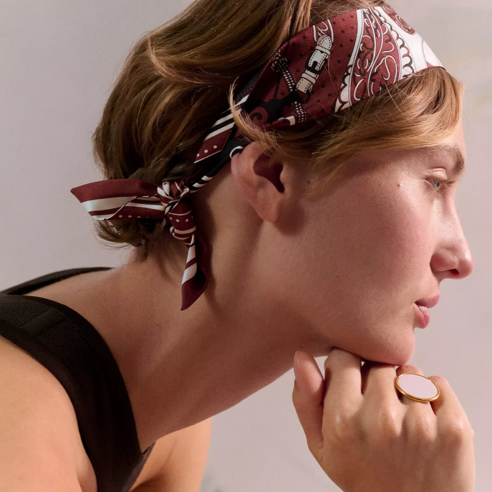 «Празднование бокового седла BANDANA”Twilly Маленький шелковый шарф — фото 1