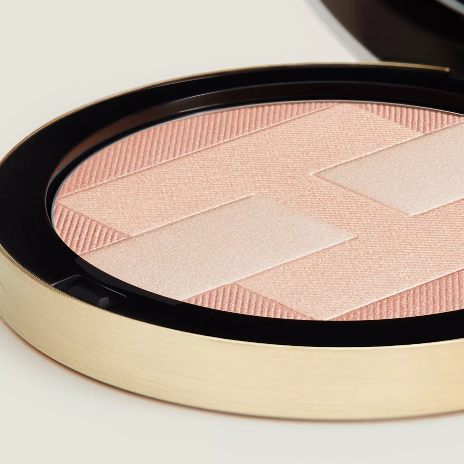 Трицветная пудра-хайлайтер из серии «Hermès Outdoor Makeup» (01№) — фото 7