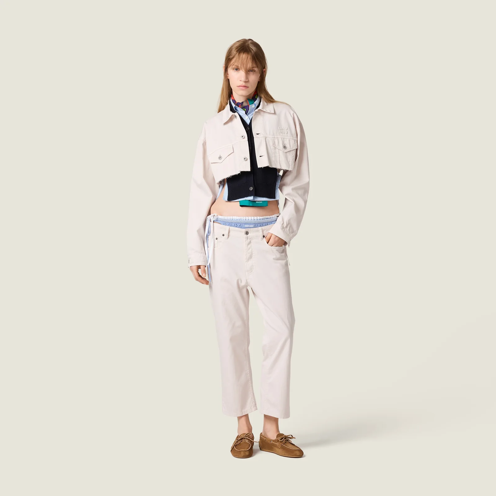 Короткая белая джинсовая куртка — фото 2