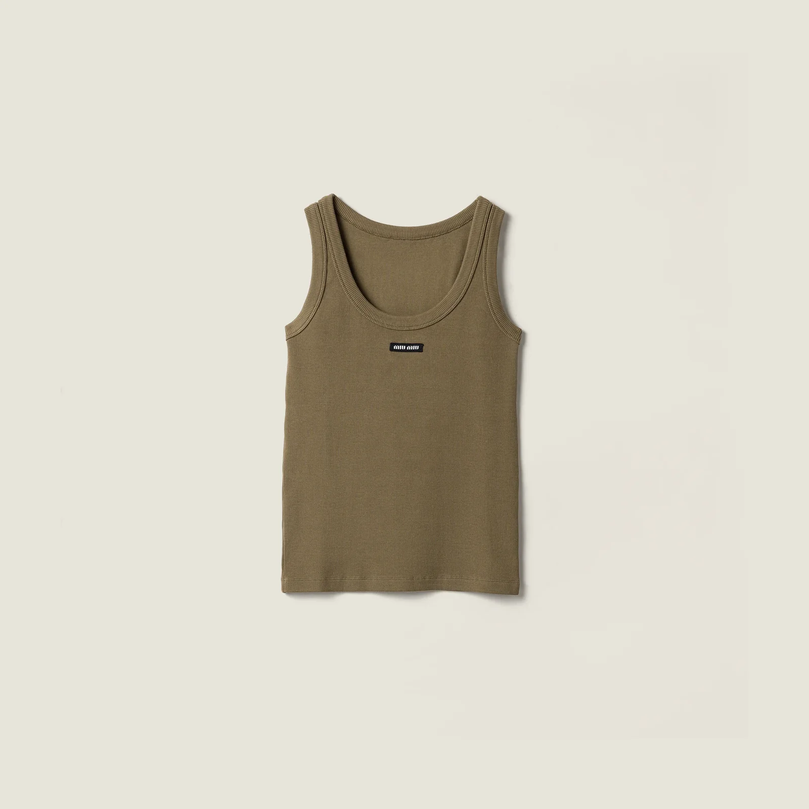 Топ из окрашенного в готовом виде трикотажа в рубчик — фото 1