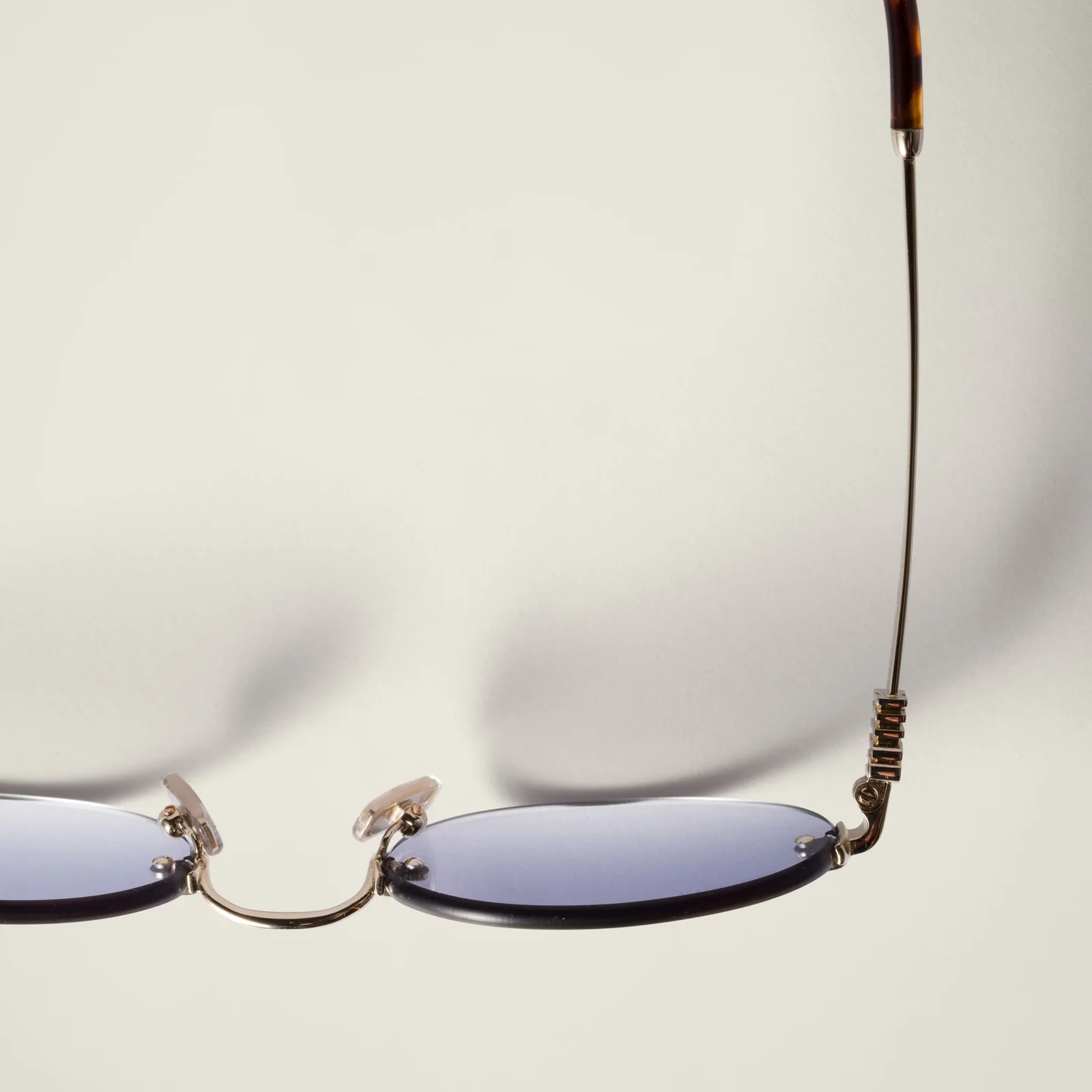 Солнцезащитные очки Miu Miu — фото 5
