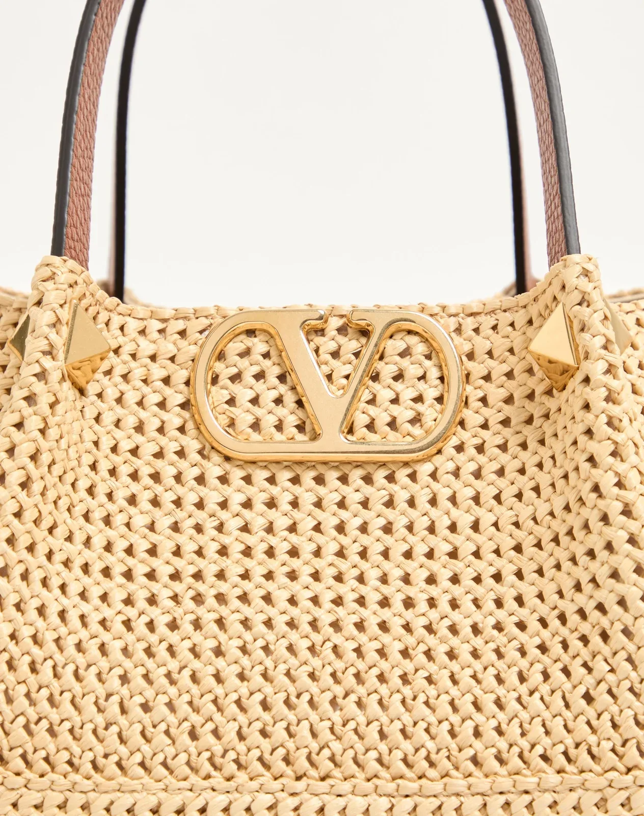 Сумка-тоут среднего размера Valentino Garavani VLogo Signature Summer из рафии — фото 7