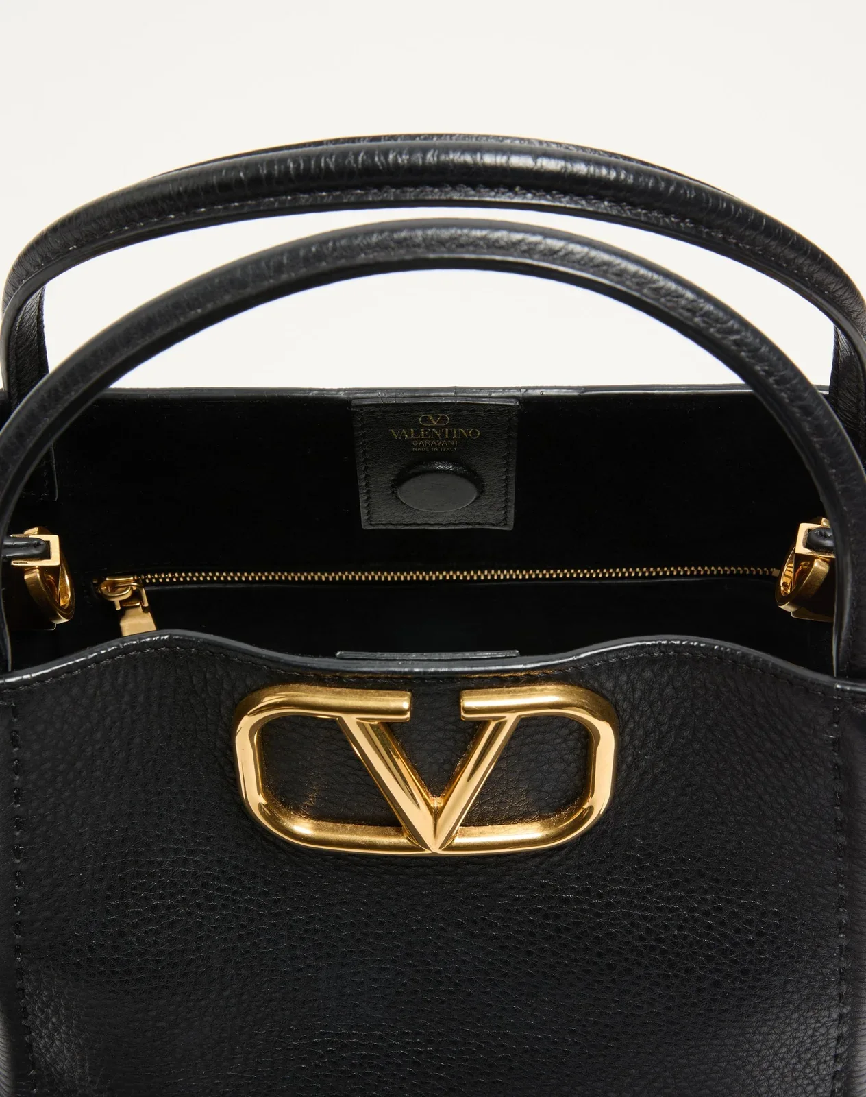 Сумка с ручками среднего размера Valentino Garavani Alltime из зернистой телячьей кожи — фото 5