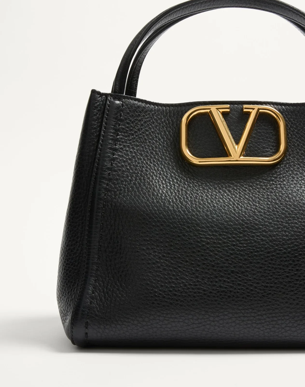 Сумка с ручками среднего размера Valentino Garavani Alltime из зернистой телячьей кожи — фото 6