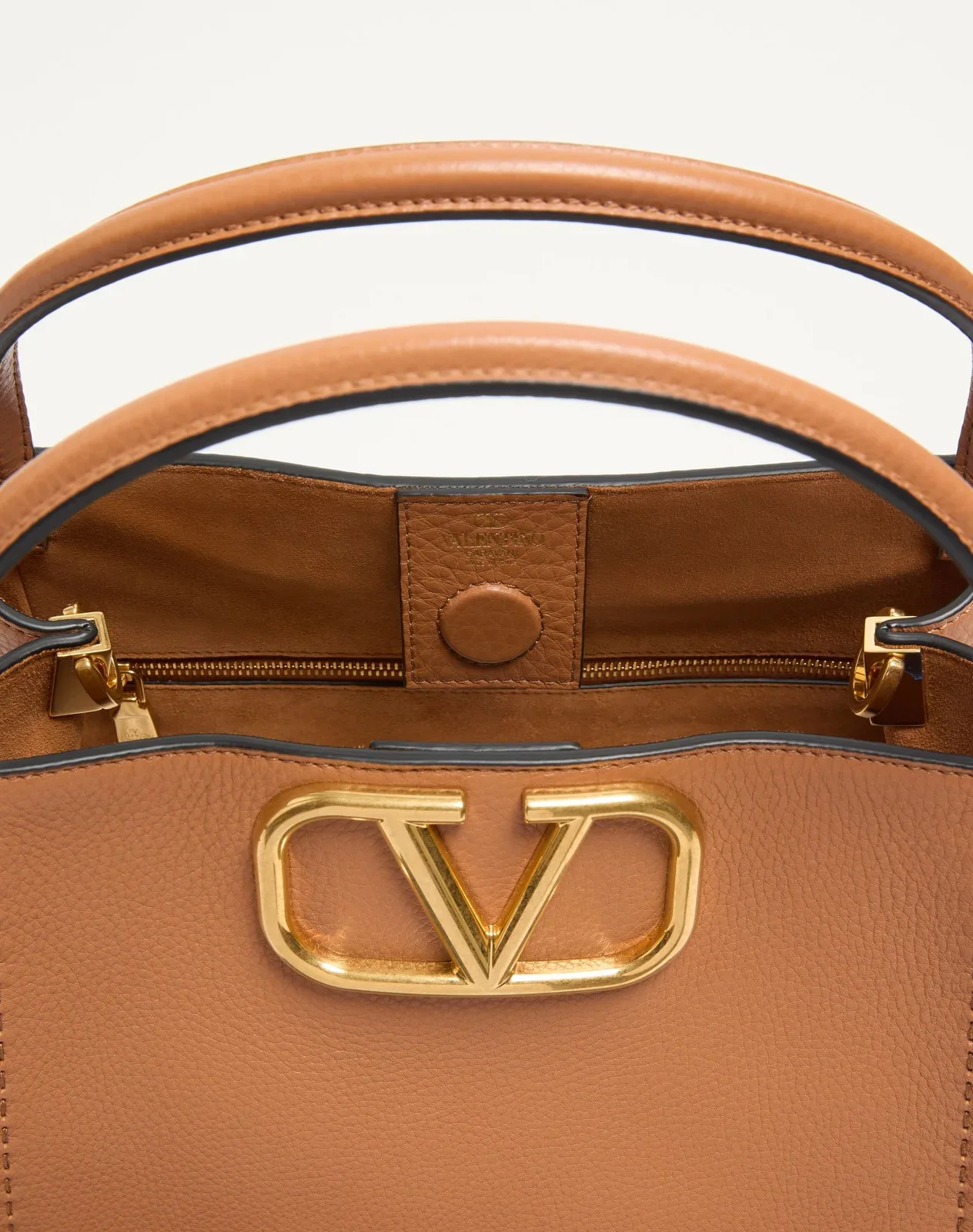 Сумка с ручками среднего размера Valentino Garavani Alltime из зернистой телячьей кожи — фото 5