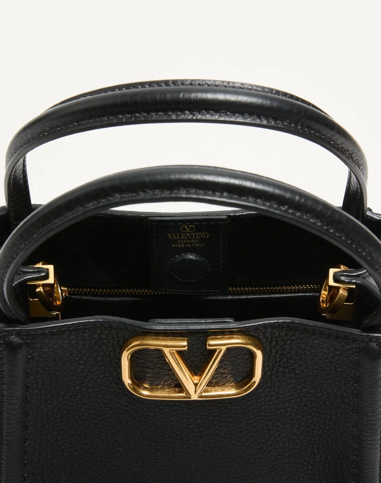 Маленькая сумка с ручками Valentino Garavani Alltime из зернистой телячьей кожи — фото 5