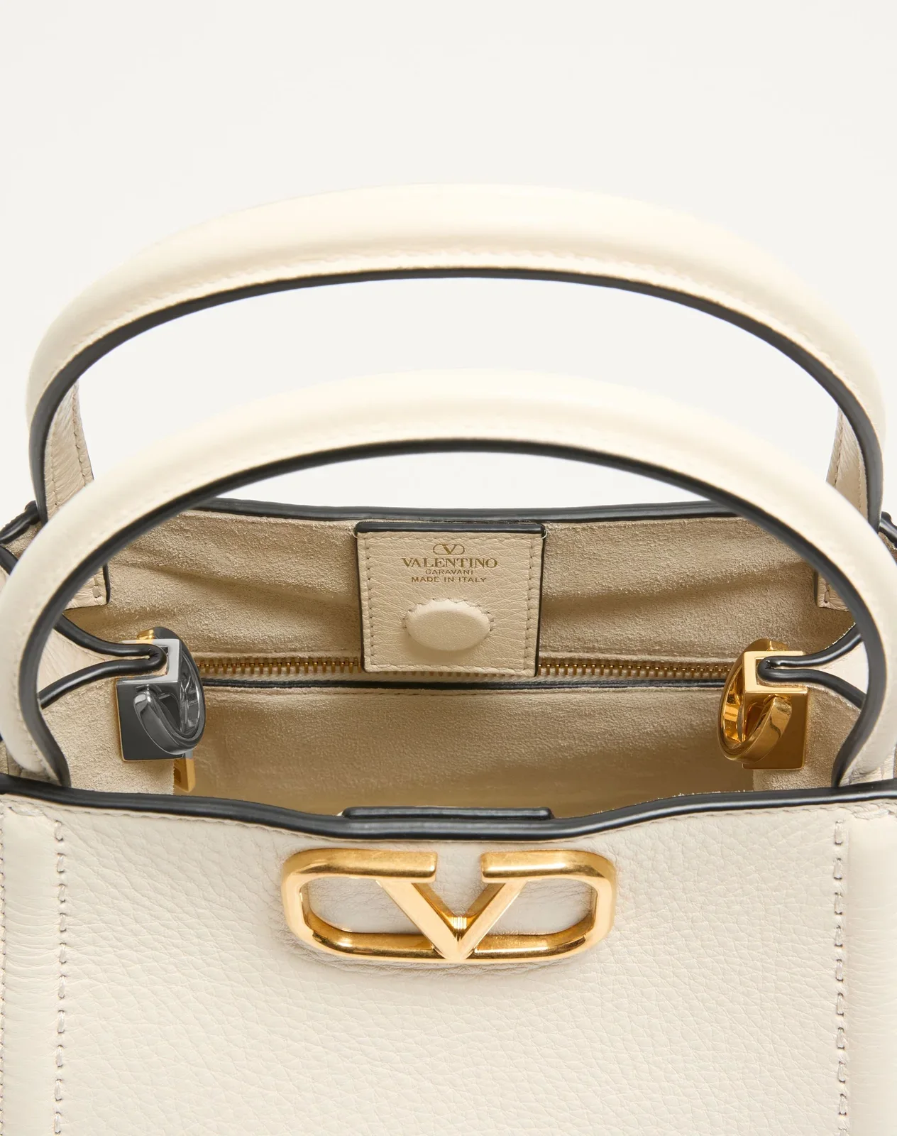Маленькая сумка с ручками Valentino Garavani Alltime из зернистой телячьей кожи — фото 5