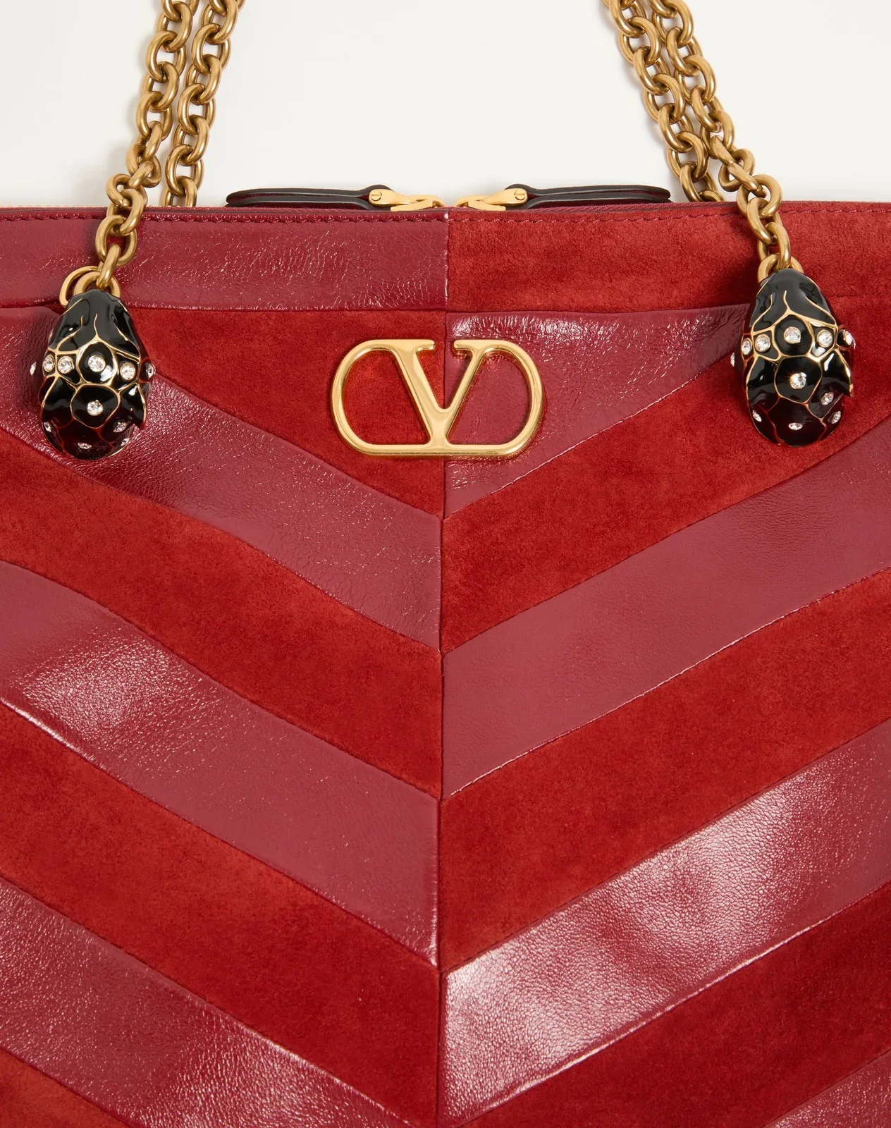 Сумка через плечо среднего размера Valentino Garavani Panthea из замши и кожи наппа с шевронным узором — фото 6