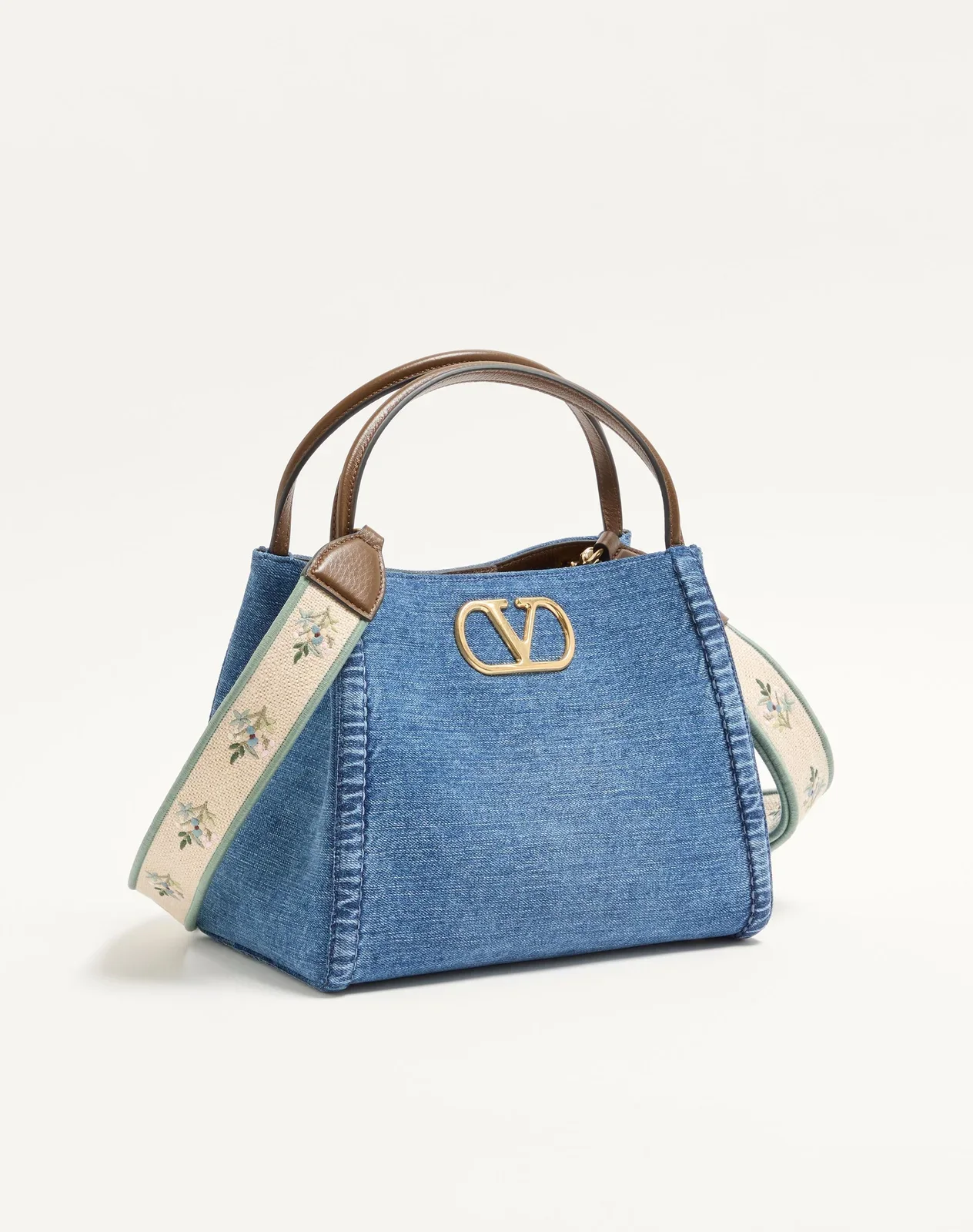 Сумка с ручками среднего размера Valentino Garavani Alltime из денима с вышитым плечевым ремнём — фото 3