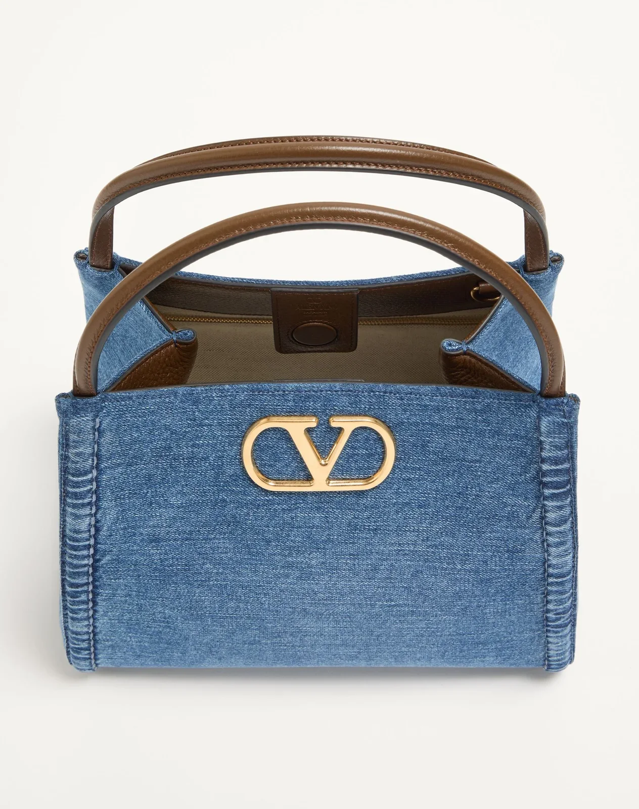Сумка с ручками среднего размера Valentino Garavani Alltime из денима с вышитым плечевым ремнём — фото 6