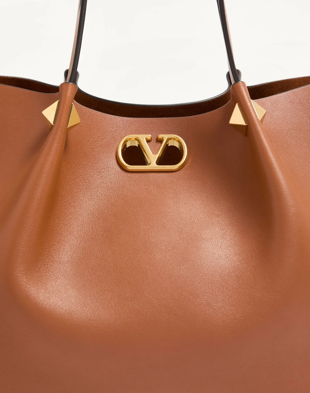 Большая мягкая сумка-тоут Valentino Garavani из кожи — фото 8