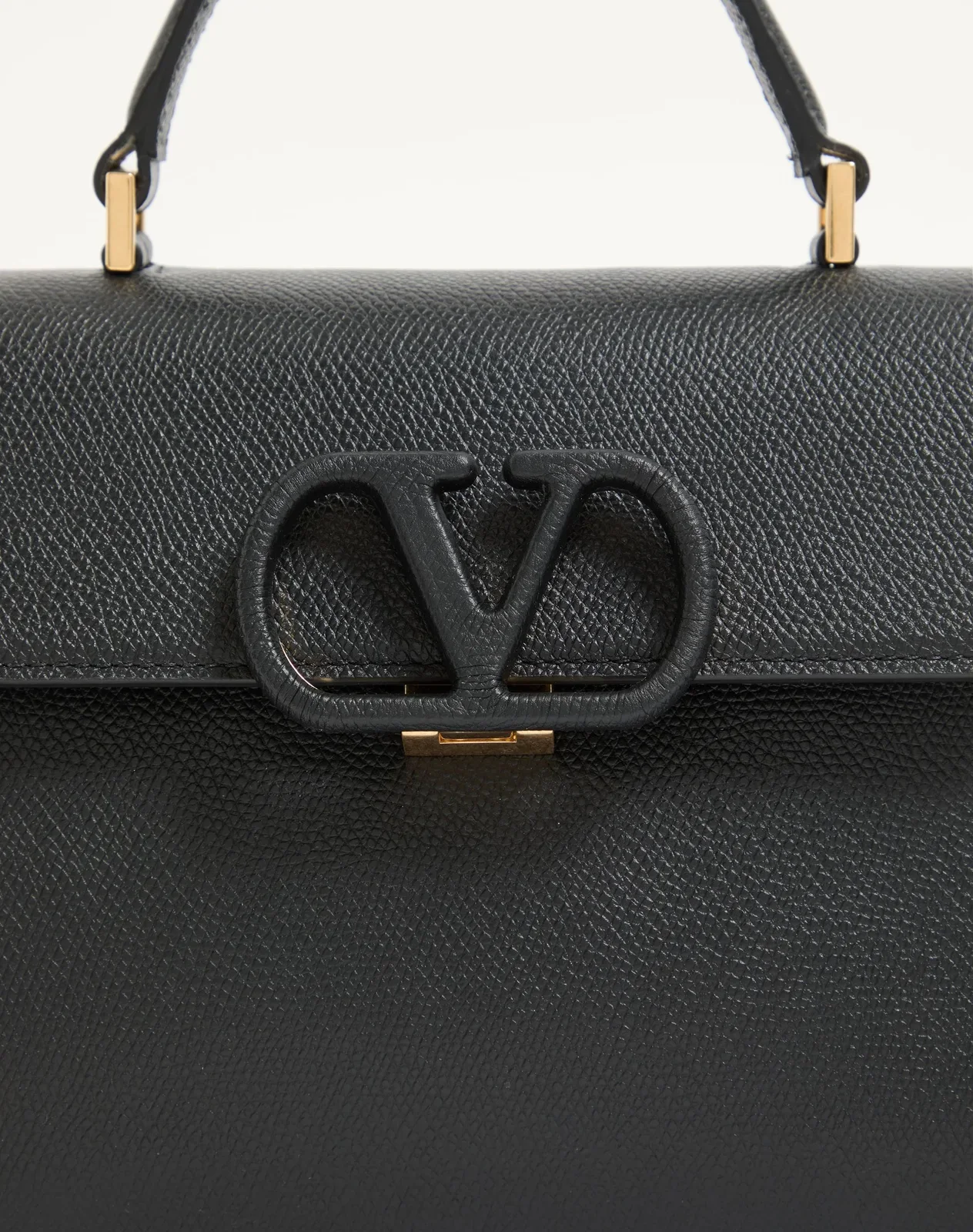Маленькая сумка с ручками Valentino Garavani VSLING из зернистой телячьей кожи — фото 8