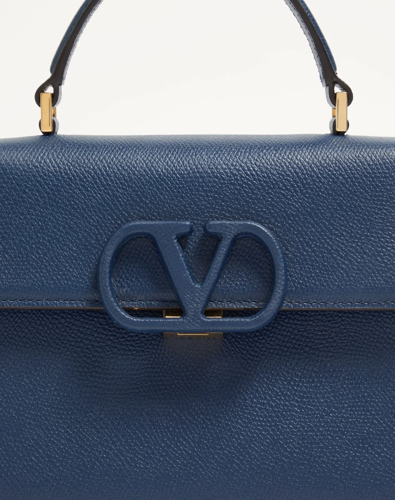 Маленькая сумка с ручками Valentino Garavani VSLING из зернистой телячьей кожи — фото 8