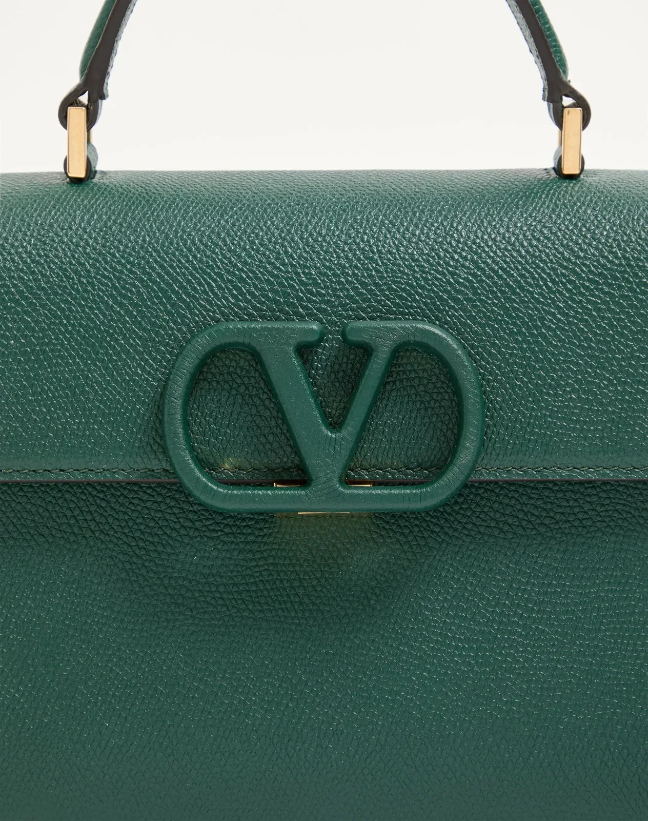 Маленькая сумка с ручками Valentino Garavani VSLING из зернистой телячьей кожи — фото 7