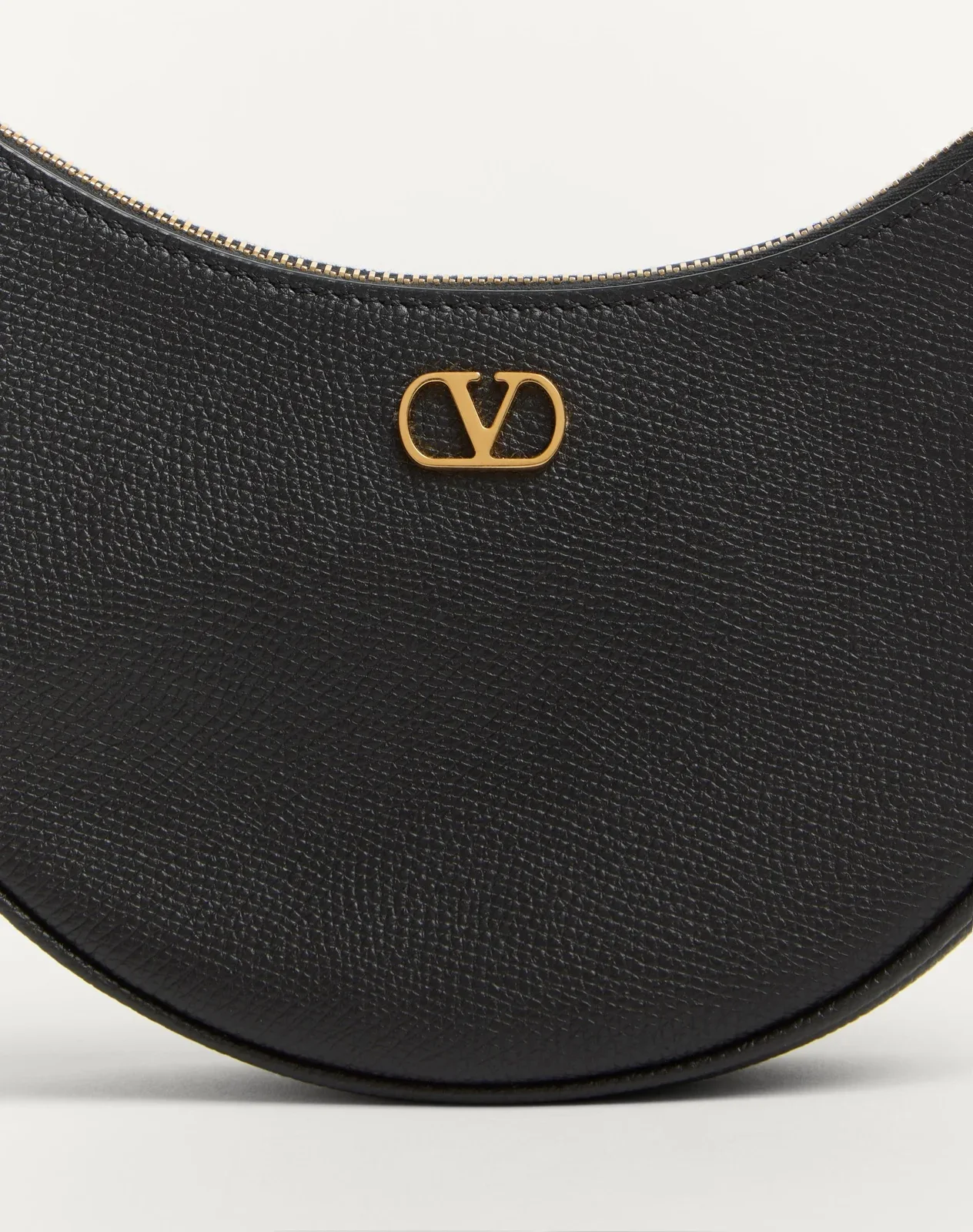 Мини-сумка-хобо VLogo Signature из зернистой телячьей кожи — фото 7