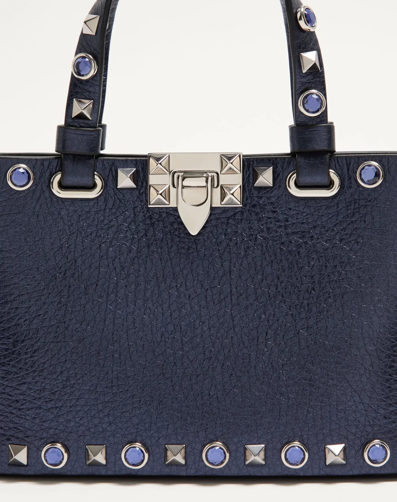 Мини-сумка-тоут Valentino Garavani Rockstud из ламинированной телячьей кожи — фото 7