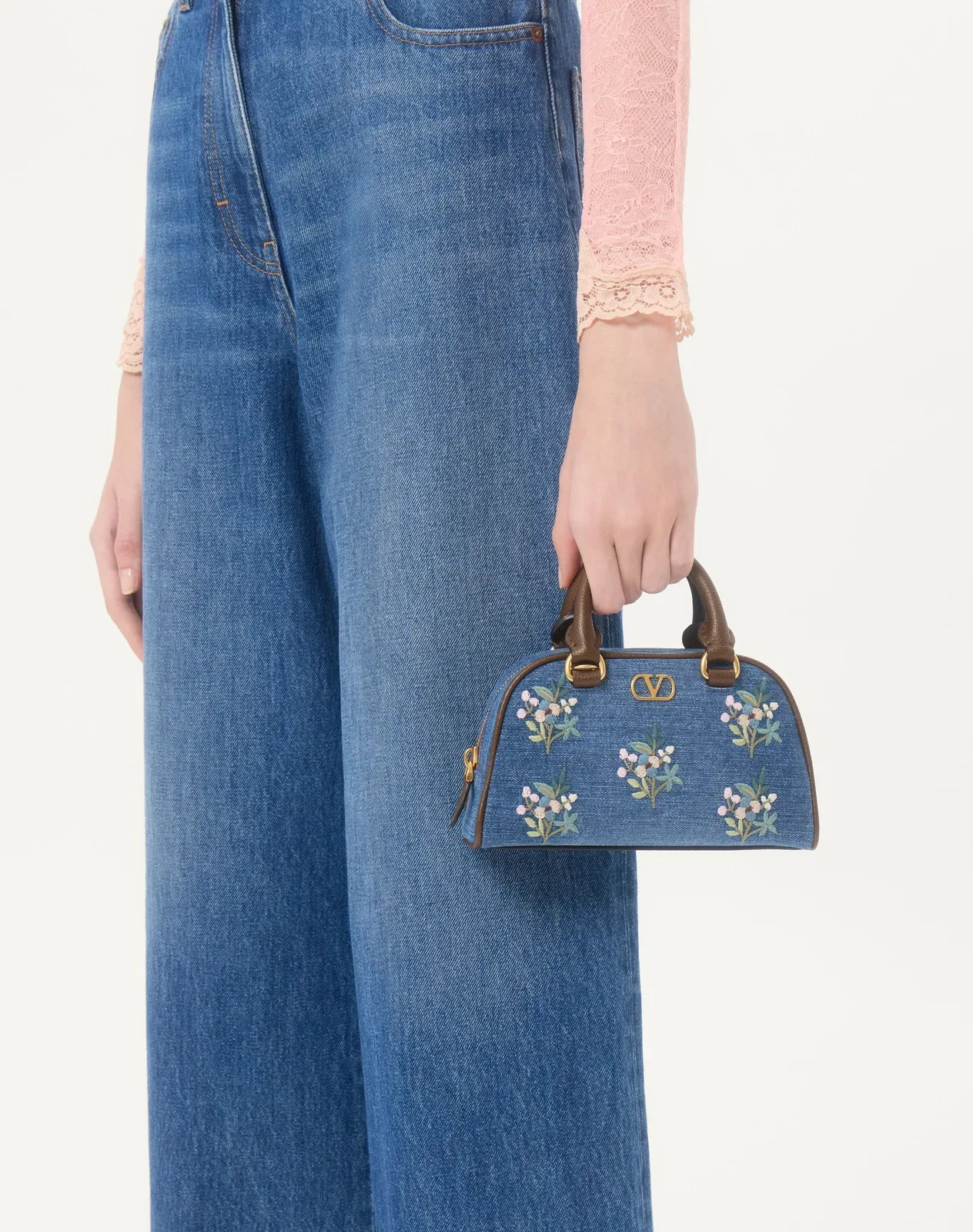 Мини-сумка-боулинг Valentino Garavani VLogo Signature из денима с цветочной вышивкой — фото 2