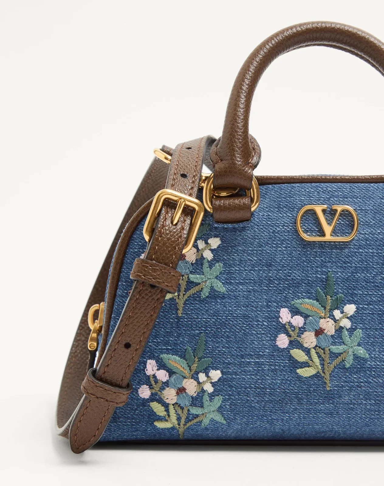 Мини-сумка-боулинг Valentino Garavani VLogo Signature из денима с цветочной вышивкой — фото 7
