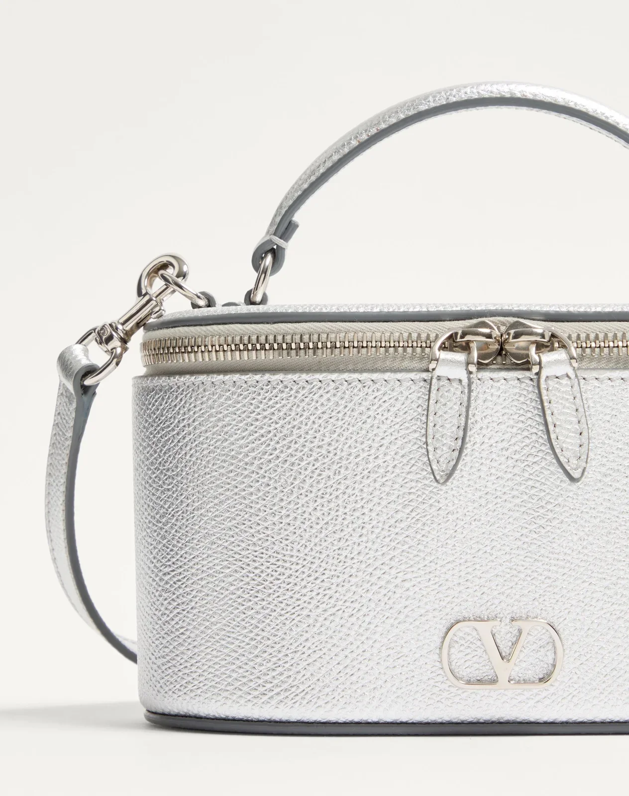 Мини-сумка vanity VLogo Signature из ламинированной зернистой телячьей кожи — фото 8