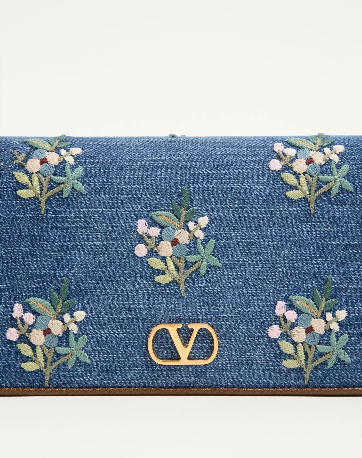Мини-сумка через плечо Valentino Garavani VLogo Signature из денима с цветочной вышивкой — фото 7