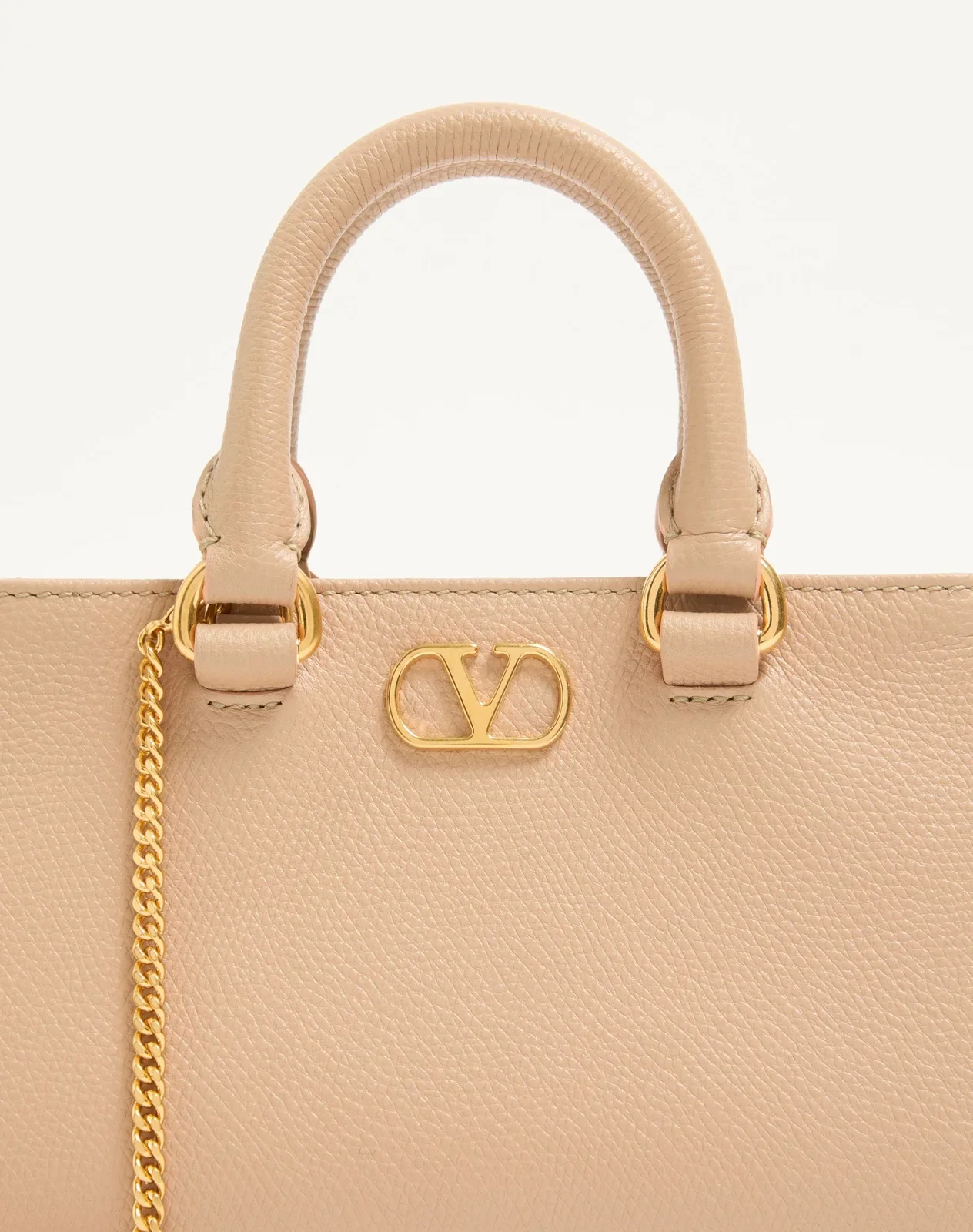 Мини-сумка VLogo Signature из зернистой телячьей кожи — фото 7