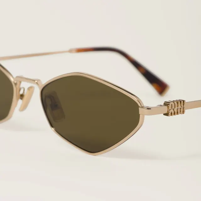 Солнцезащитные очки Miu Miu