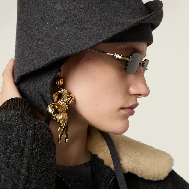 Солнцезащитные очки Miu Miu