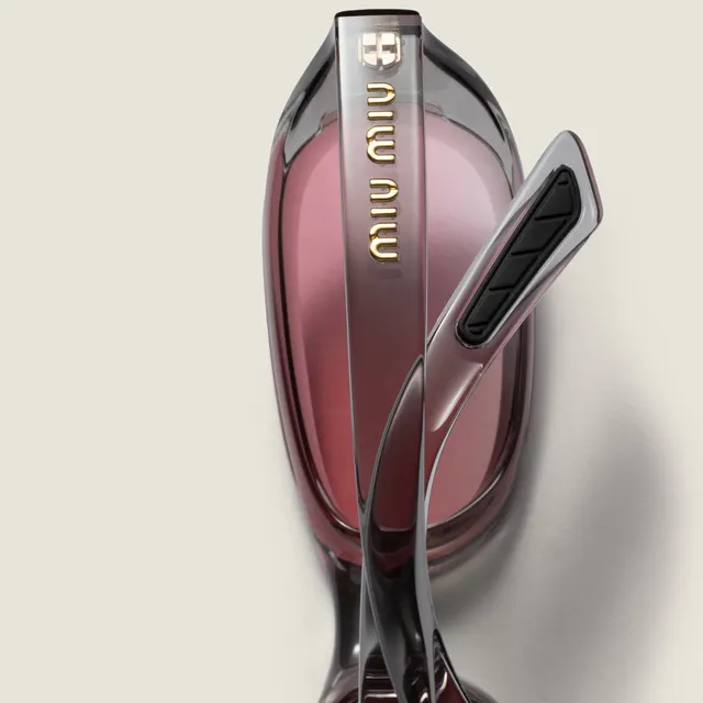 Солнцезащитные очки Miu Miu для подиума