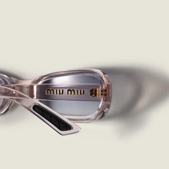 Солнцезащитные очки Miu Miu для подиума