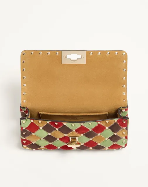 Маленькая сумка Valentino Garavani Rockstud Spike из замши в технике пэчворк