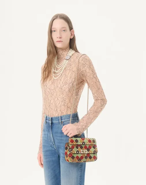 Маленькая сумка Valentino Garavani Rockstud Spike из замши в технике пэчворк