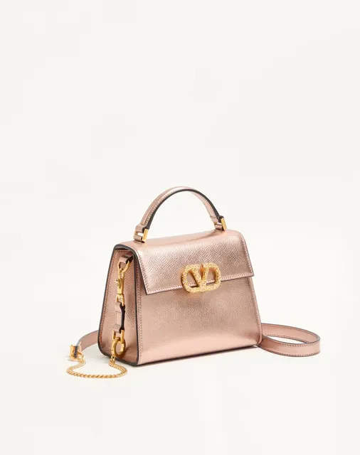 Мини-сумка с ручкой Valentino Garavani VSLING из ламинированной зернистой телячьей кожи с ювелирным логотипом