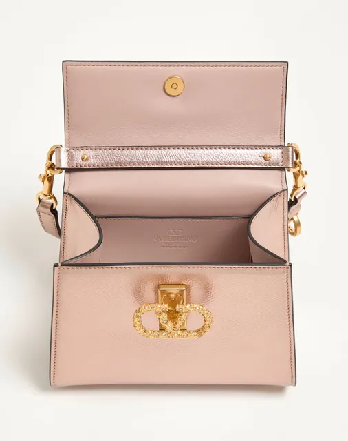 Мини-сумка с ручкой Valentino Garavani VSLING из ламинированной зернистой телячьей кожи с ювелирным логотипом