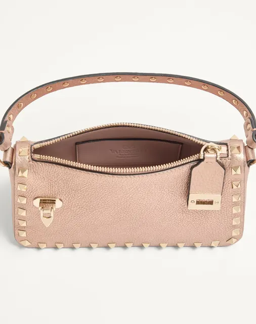 Маленькая сумка через плечо Valentino Garavani Rockstud из ламинированной зернистой телячьей кожи