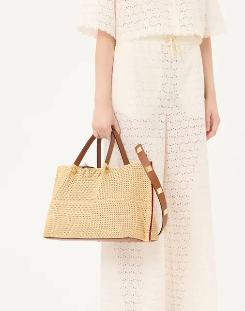 Сумка-тоут среднего размера Valentino Garavani VLogo Signature Summer из рафии