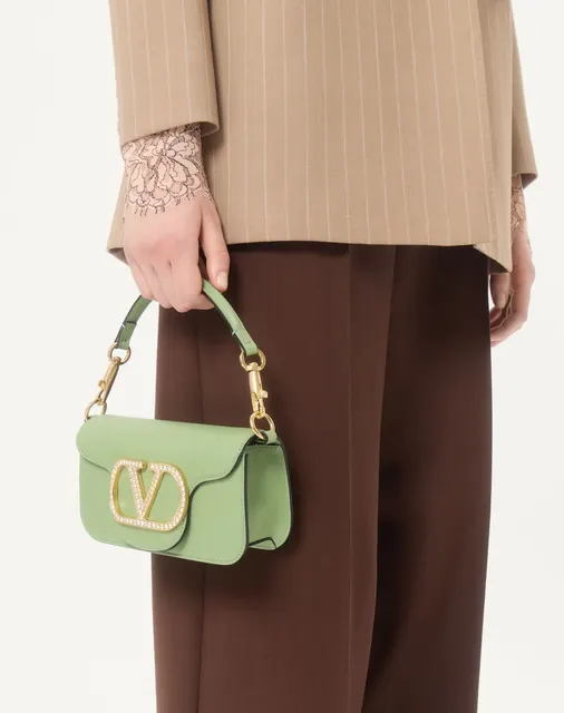 Маленькая сумка через плечо Valentino Garavani Locò с ювелирным логотипом