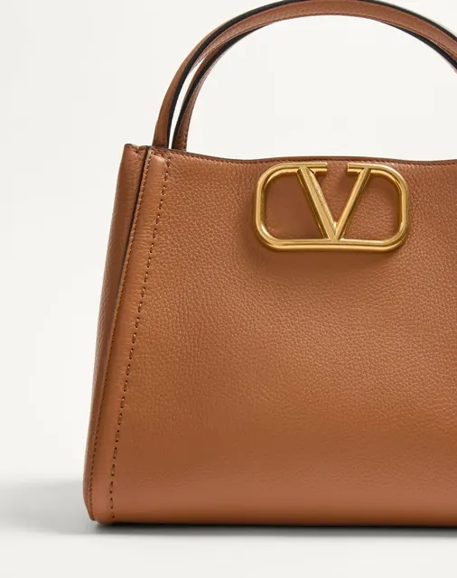 Сумка с ручками среднего размера Valentino Garavani Alltime из зернистой телячьей кожи