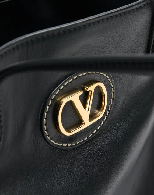 Сумка-тоут среднего размера Valentino Garavani Antibes из телячьей кожи