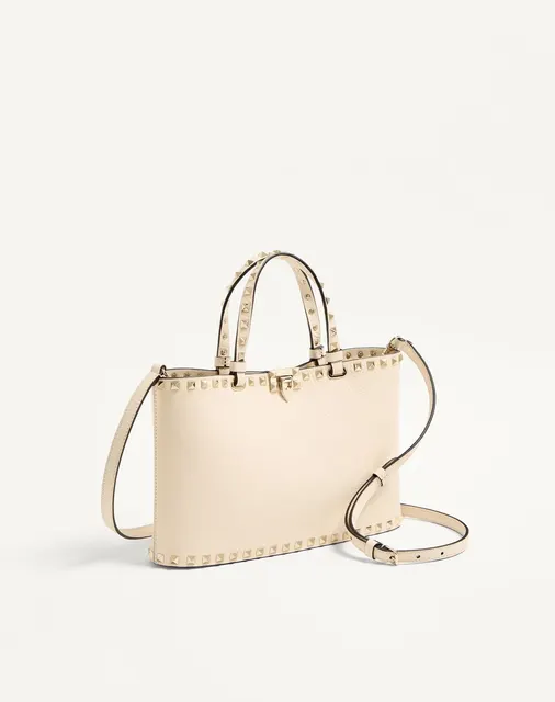 Маленькая сумка-тоут Valentino Garavani Rockstud из зернистой телячьей кожи