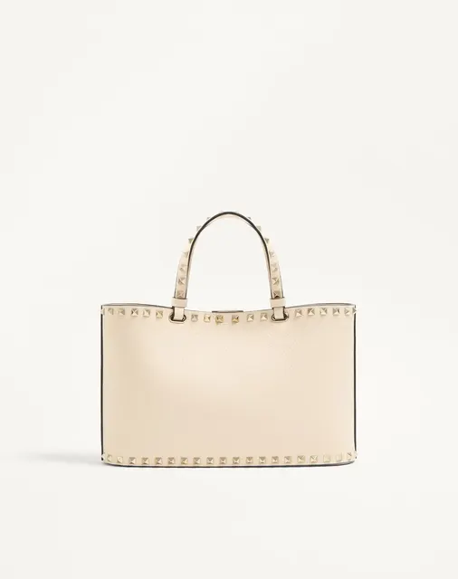 Маленькая сумка-тоут Valentino Garavani Rockstud из зернистой телячьей кожи