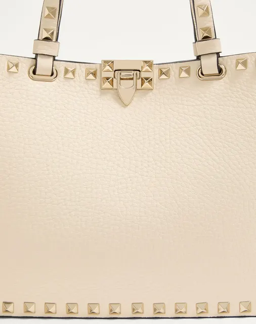 Маленькая сумка-тоут Valentino Garavani Rockstud из зернистой телячьей кожи