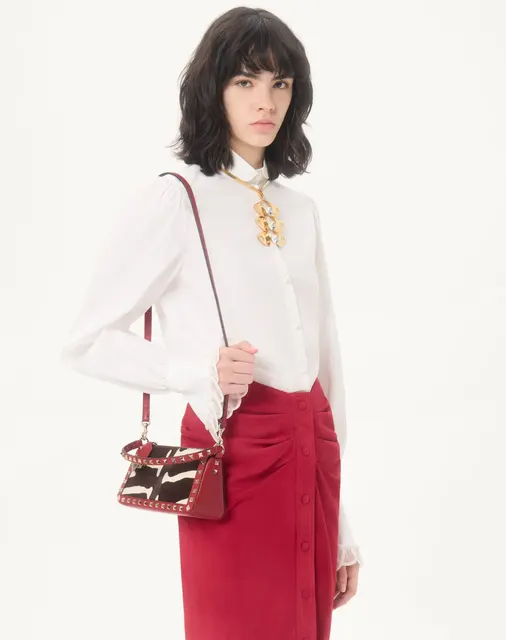 Маленькая сумка через плечо Valentino Garavani Rockstud из телячьей кожи с ворсистой отделкой и анималистичным принтом