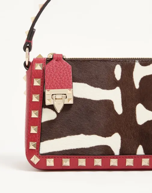 Маленькая сумка через плечо Valentino Garavani Rockstud из телячьей кожи с ворсистой отделкой и анималистичным принтом